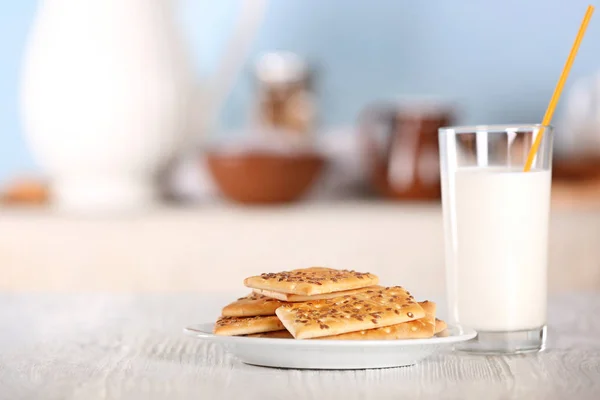 Biscotti di cereali con bicchiere di latte — Foto Stock