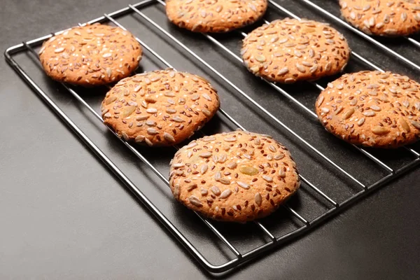 Raf pişirme üzerinde Mısır gevreği kurabiye