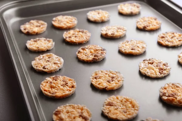 Mısır gevreği kurabiye pişirme tepsisi üzerinde