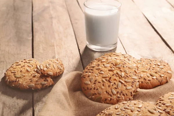 Granen koekjes met melk — Stockfoto