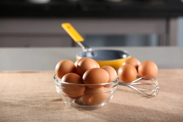 Rohe Eier in Schüssel — Stockfoto