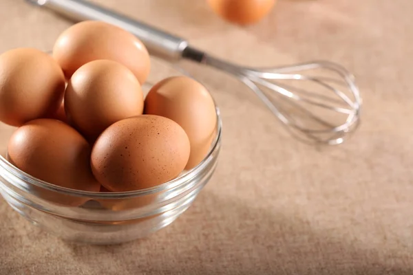 Rohe Eier in Schüssel — Stockfoto