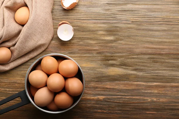 Huevos crudos en cacerola — Foto de Stock