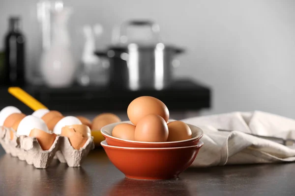Rauwe eieren op keukentafel — Stockfoto