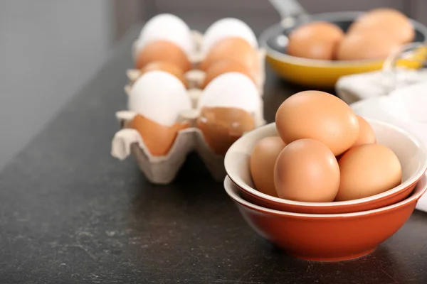Surowe jaja na stole w kuchni — Zdjęcie stockowe