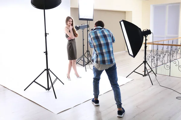 Fotógrafo tomando fotos de modelo — Foto de Stock