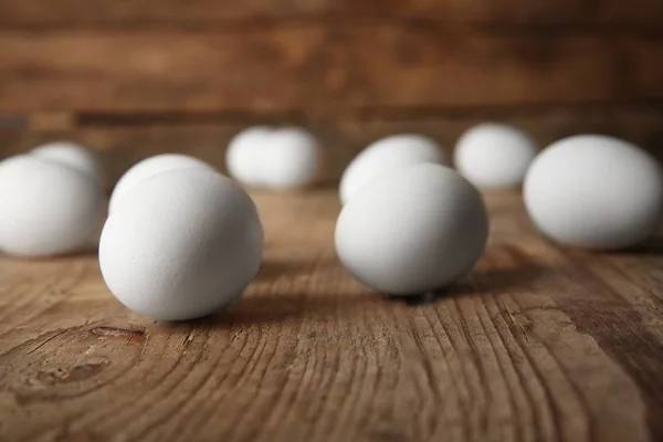 Ovos crus sobre tábua de madeira — Fotografia de Stock