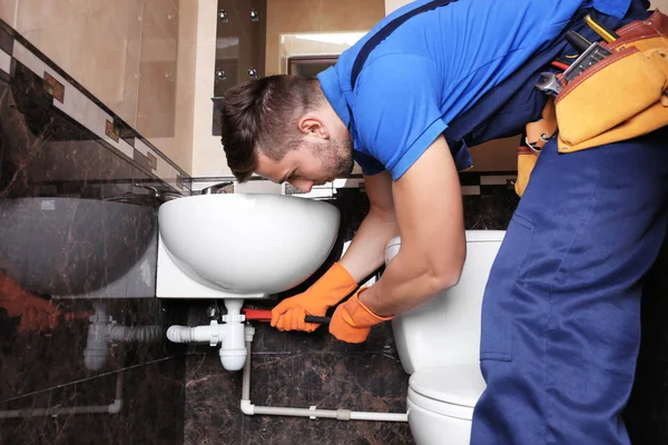 Plumber repairing sink — Stock Photo, Image