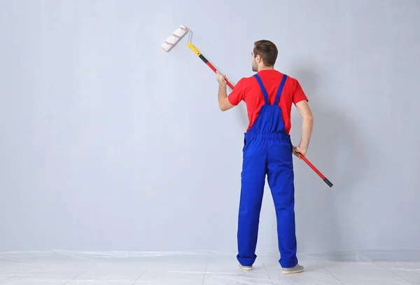 Pared de pintura de trabajador —  Fotos de Stock