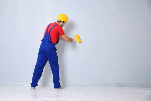 Pracovník malování zdi — Stock fotografie