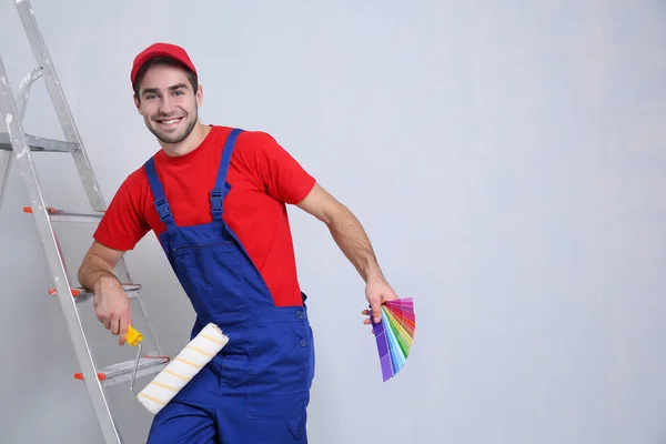 Worker with paint roller — Stock Photo, Image
