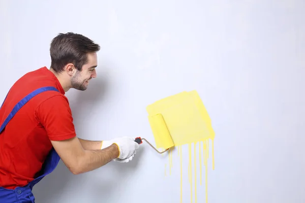 Werknemer schilderij muur — Stockfoto