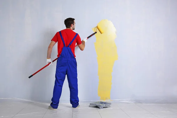 Worker painting wall — Stock Photo, Image