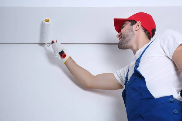 Trabajador masculino haciendo reparación —  Fotos de Stock