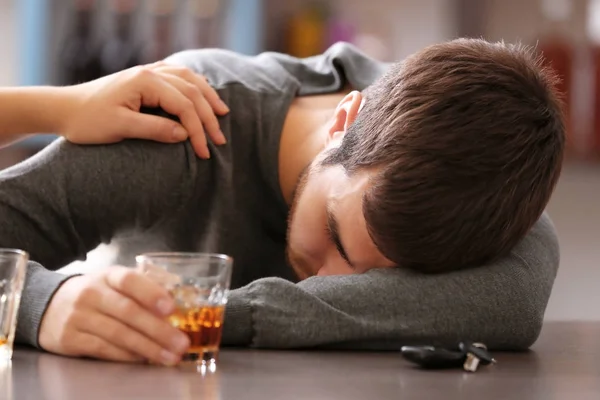 Betrunkener Mann Mit Autoschlüssel Und Alkoholischen Getränken Bar Nicht Trinken — Stockfoto