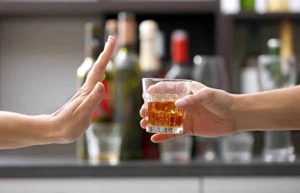 Kvinnlig Hand Avvisa Glas Med Alkoholdrycker Suddig Bakgrund — Stockfoto