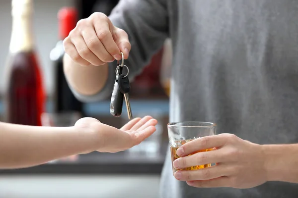 Opilý muž dává klíč od auta — Stock fotografie
