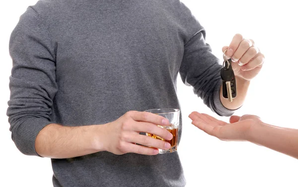 Borracho hombre dando coche llave — Foto de Stock