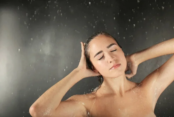 Kobieta mycia ciała — Zdjęcie stockowe
