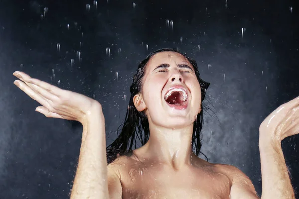 Mulher lavando corpo — Fotografia de Stock