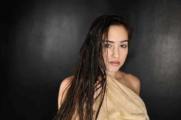 年轻漂亮的女人，在毛巾 — 图库照片