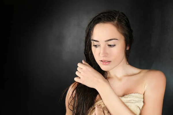 Jovem mulher bonita em toalha — Fotografia de Stock