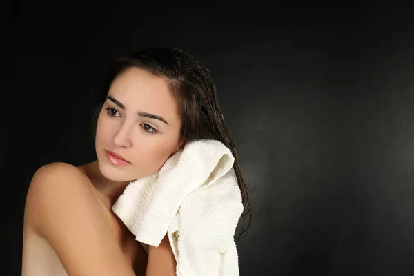 Женщина полотенце сушит волосы — стоковое фото