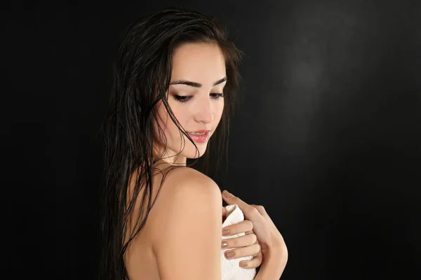 Молодая красивая женщина в полотенце — стоковое фото