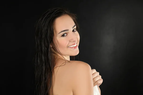 Joven hermosa mujer en toalla —  Fotos de Stock