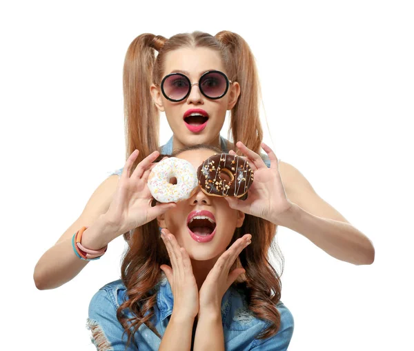 Mulheres com saborosos donuts — Fotografia de Stock