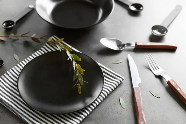 Fekete tányérok és evőeszközök — Stock Fotó