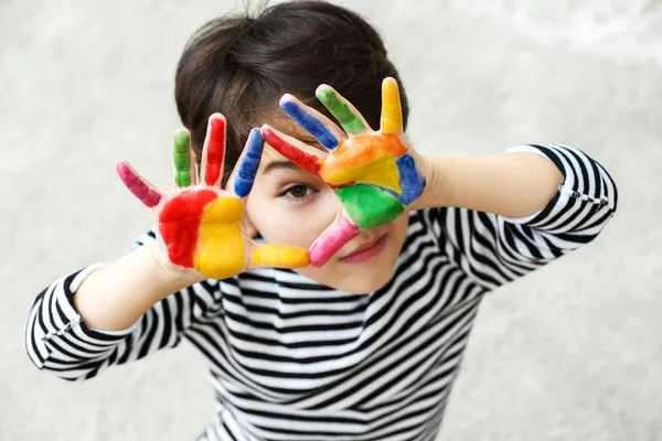 Şirin küçük çocuk.  