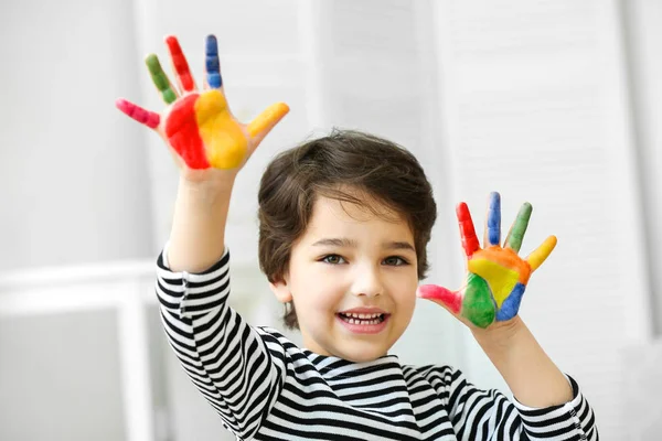 Şirin küçük çocuk.  