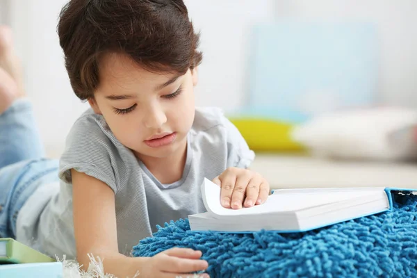 Lindo niño pequeño — Foto de Stock