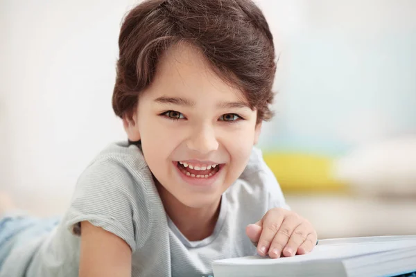 Pequeno menino bonito — Fotografia de Stock