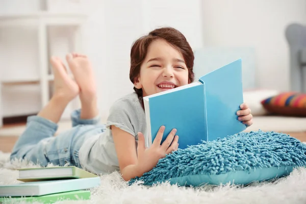 Niedlicher kleiner Junge — Stockfoto