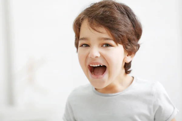 Menino emocional bonito — Fotografia de Stock