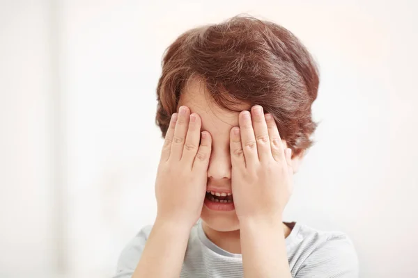 Schattige emotionele kleine jongen — Stockfoto