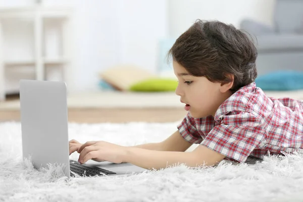 Lindo niño pequeño — Foto de Stock