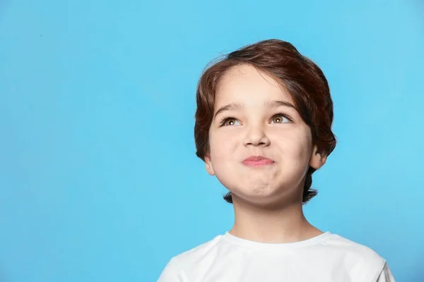 Netter emotionaler kleiner Junge — Stockfoto