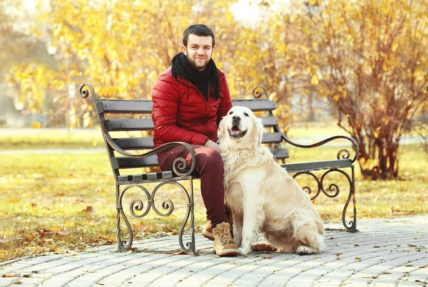 Jeune Homme Avec Drôles Labrador Retriever Dans Beau Parc Automne — Photo