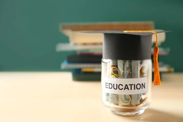 Tarro de vidrio con dinero para la educación — Foto de Stock