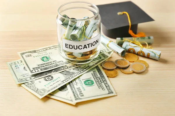 Frasco de vidro com dinheiro para a educação — Fotografia de Stock