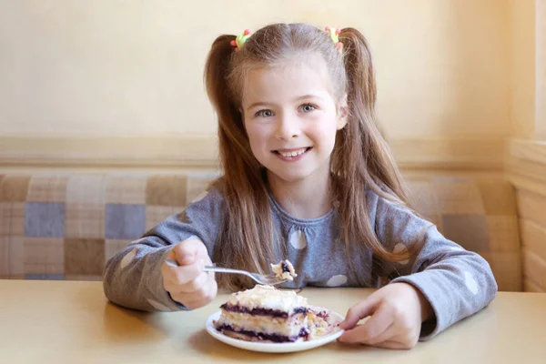 Niños comiendo torta fotos de stock, imágenes de Niños comiendo torta sin  royalties | Depositphotos
