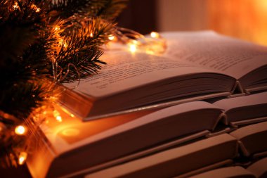 Açık kitap ve garland yığını