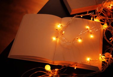 kitap ve güzel garland