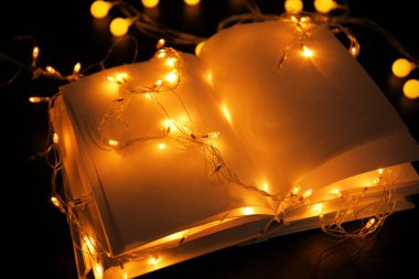 Açık kitap ve güzel garland