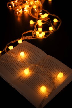 kitap ve güzel garland