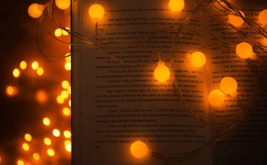 kitap ve güzel garland