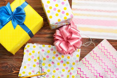 Hediye paketleme işlemi 